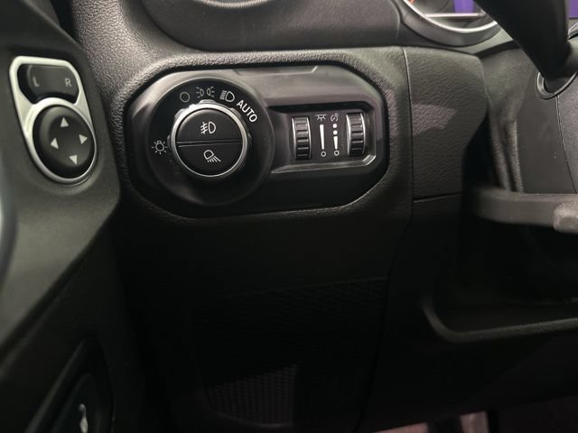 Used 2020 Jeep Gladiator Overland AWD/4WD image 11