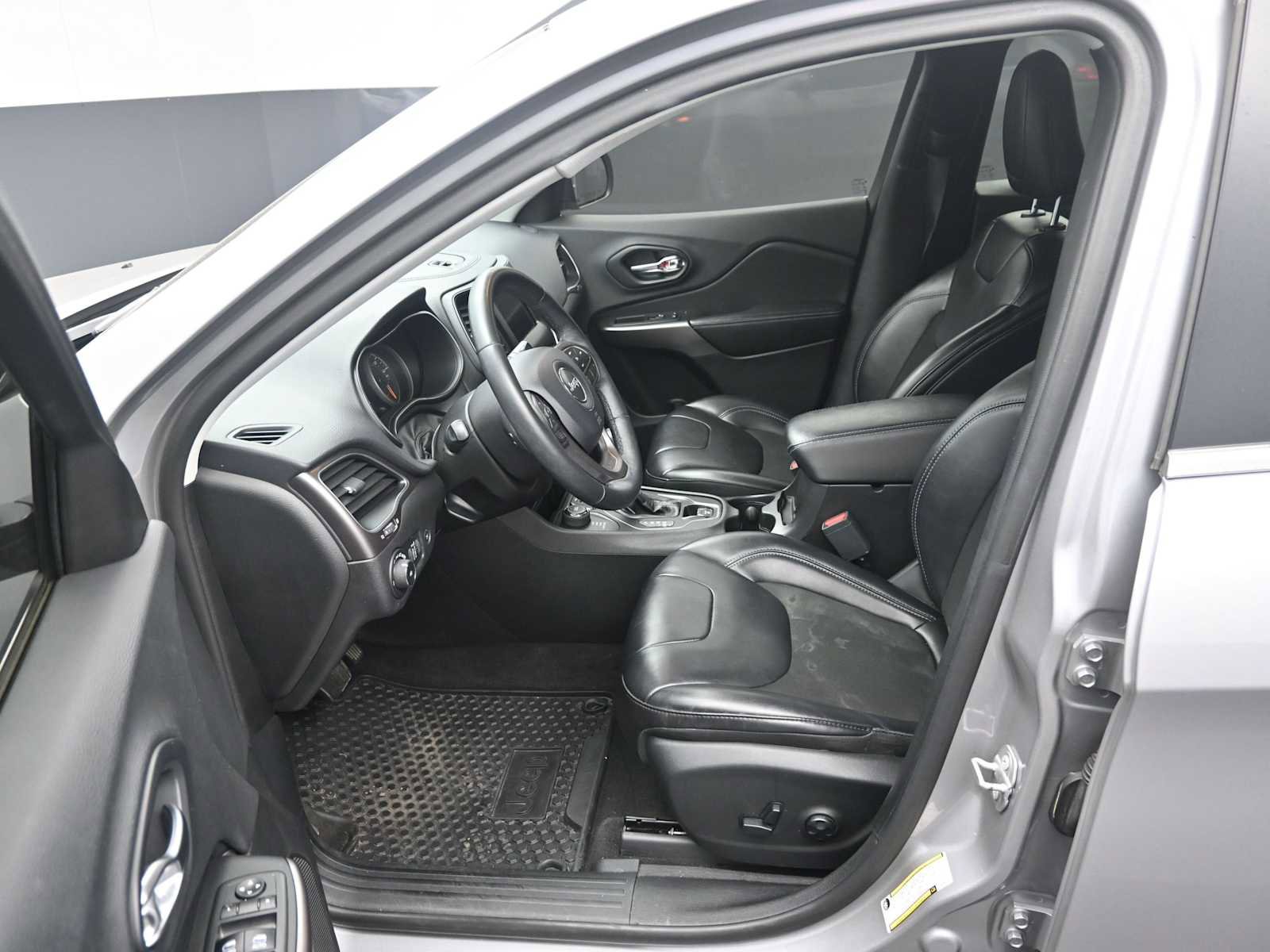 Used 2019 Jeep Cherokee Latitude Plus w/ Comfort/Convenience Group image 15