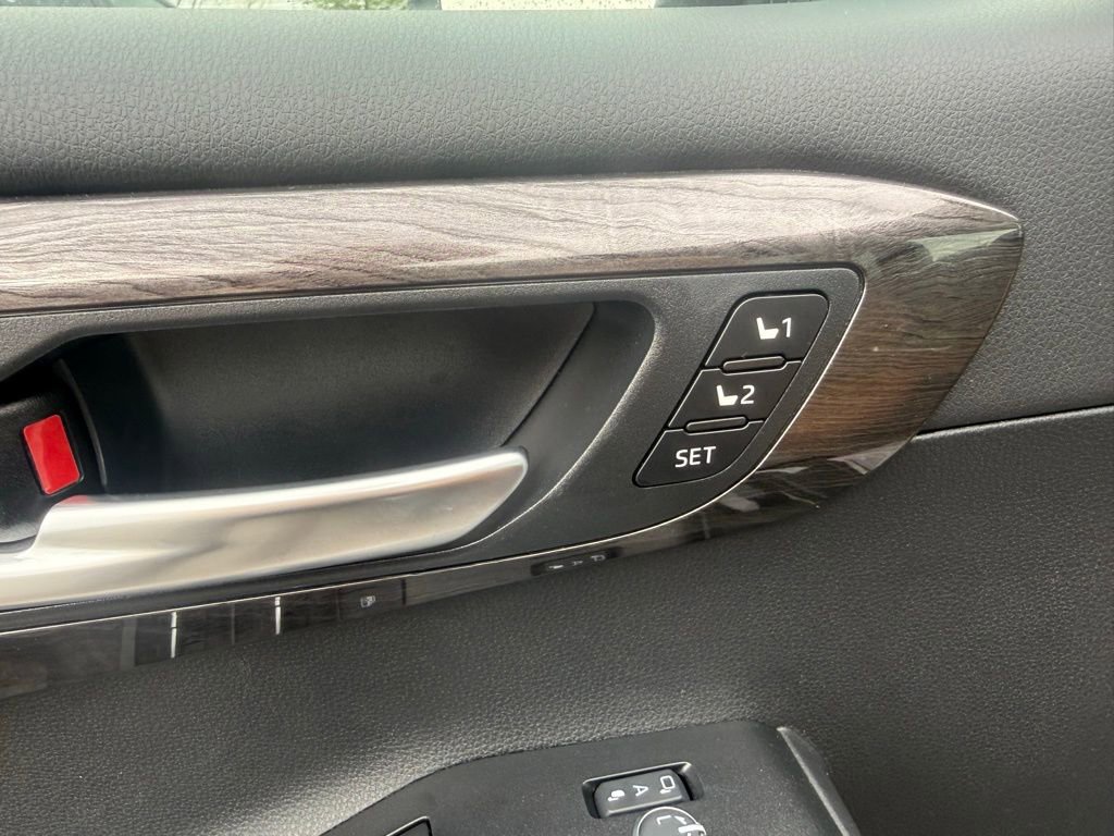 Used 2025 Toyota Highlander Platinum AWD/4WD image 13