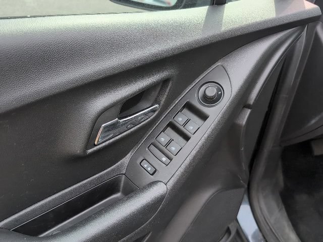 Used 2022 Chevrolet Trax LT w/ Driver Confidence Package AWD/4WD image 16