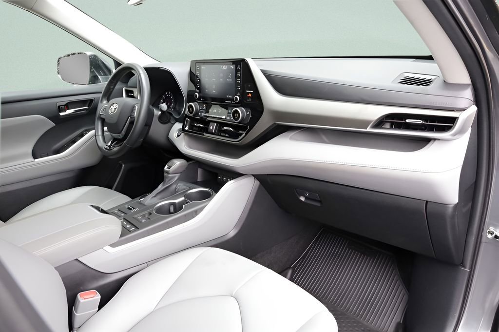 Used 2021 Toyota Highlander XLE image 32