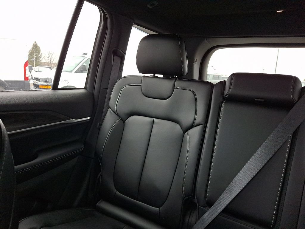 New 2025 Jeep Grand Cherokee Limited w/ Black Appearance Package AWD/4WD image 13