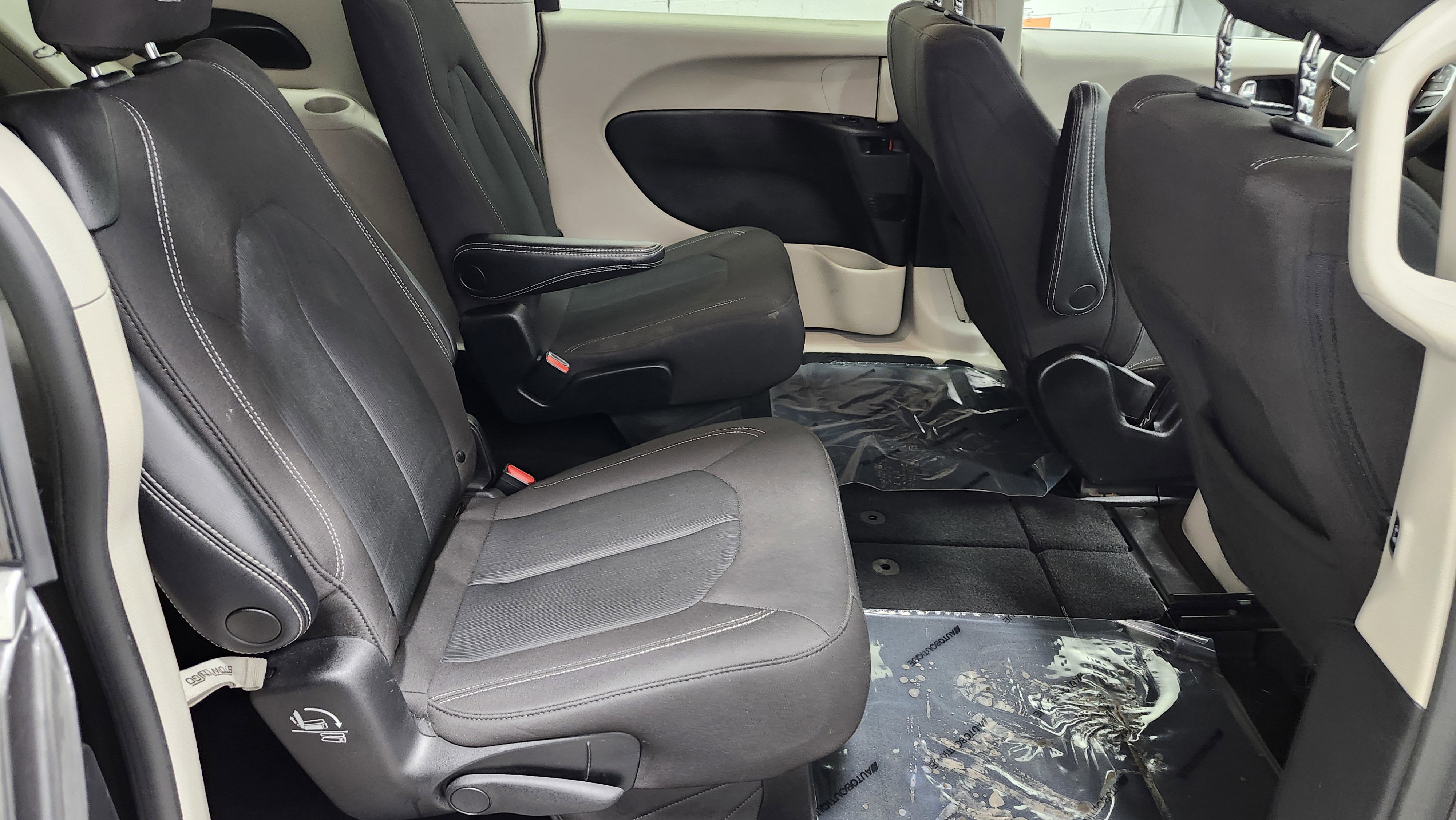 Used 2023 Chrysler Voyager LX image 18