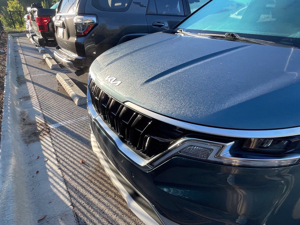 Certified 2022 Kia Carnival EX FWD image 2