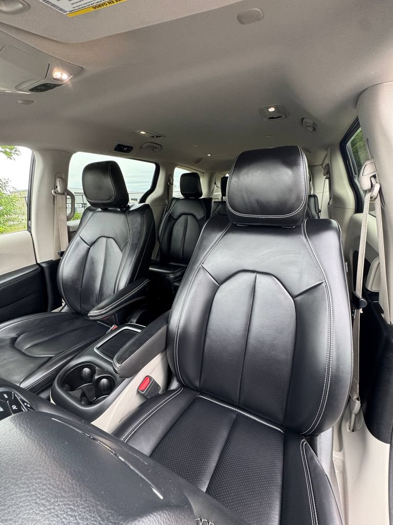 Used 2023 Chrysler Pacifica Touring-L FWD image 40