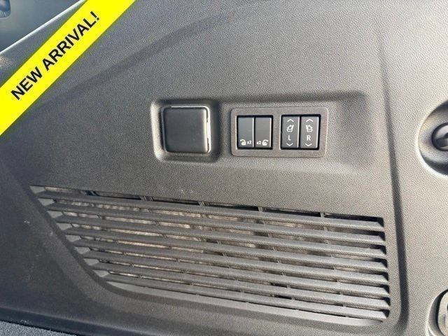 Used 2024 Chevrolet Suburban High Country AWD/4WD image 9