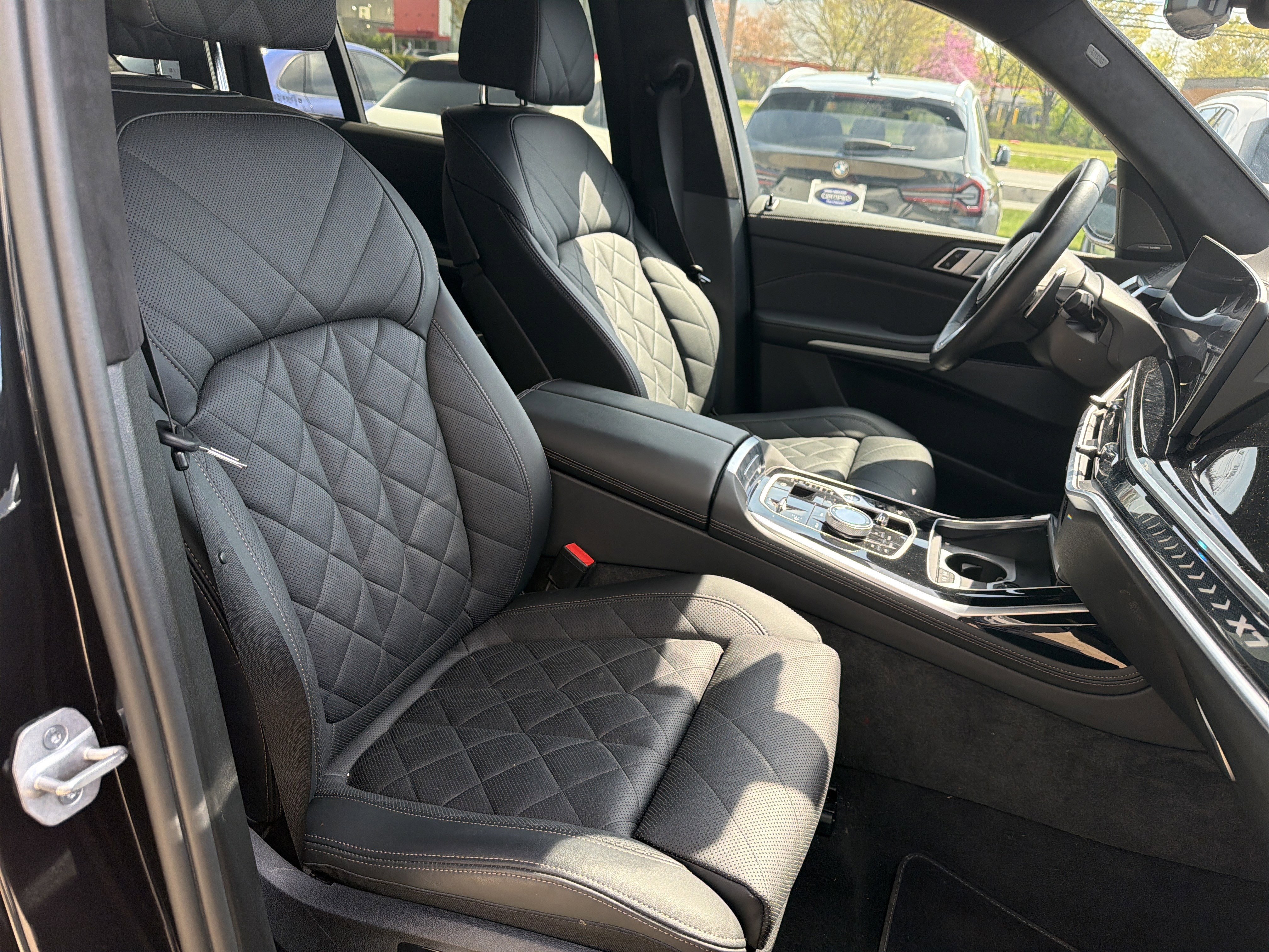 Used 2025 BMW X7 xDrive40i w/ Executive Package image 2