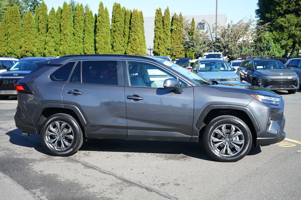 Used 2022 Toyota RAV4 XLE Premium image 5