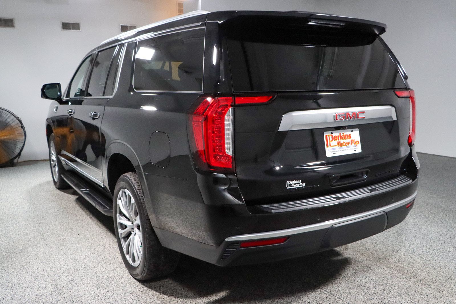 Used 2023 GMC Yukon XL Denali AWD/4WD image 9