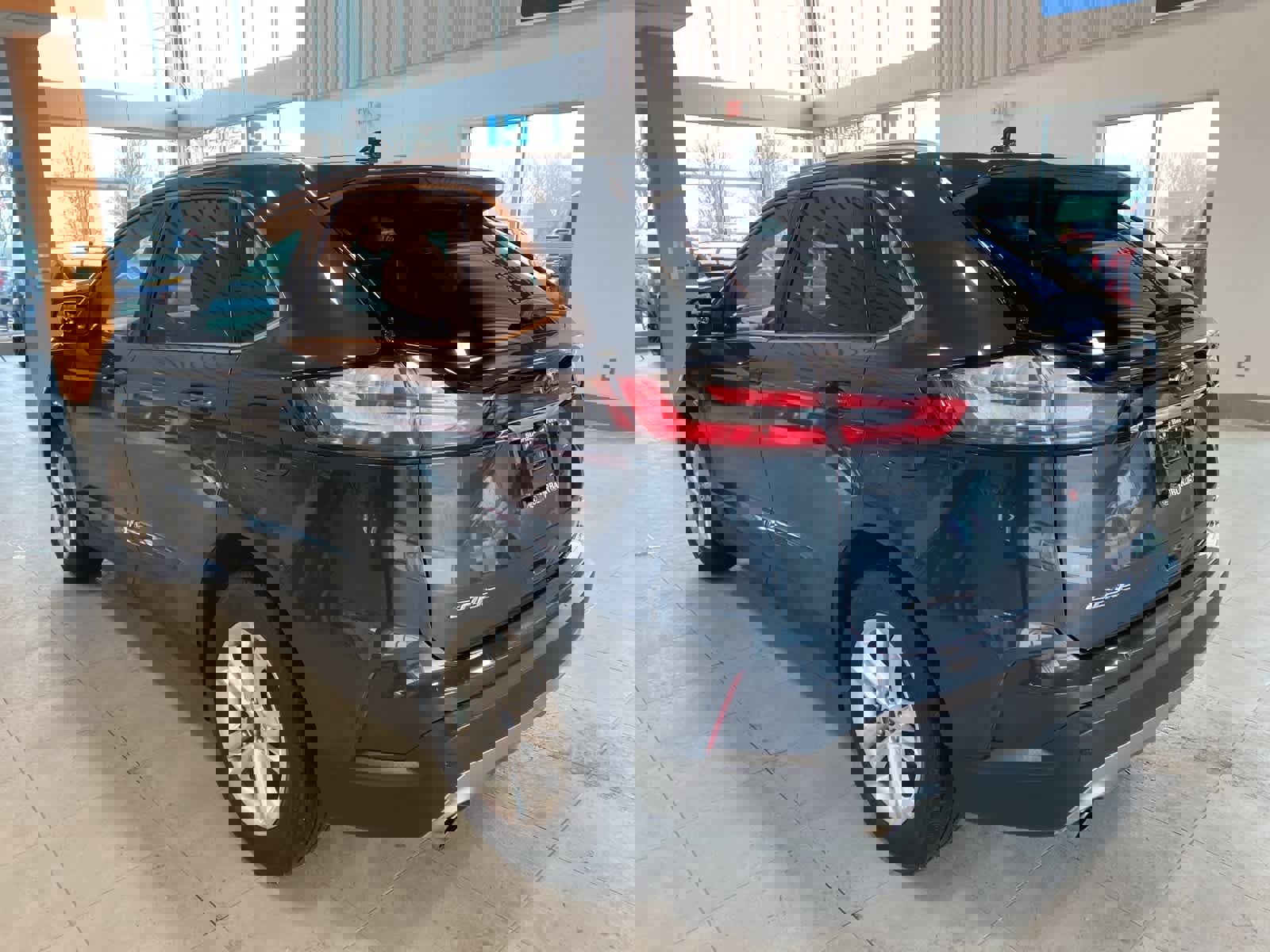 Used 2019 Ford Edge SEL w/ Equipment Group 201A image 3