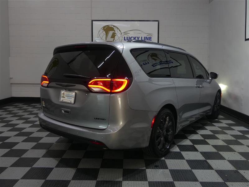 Used 2018 Chrysler Pacifica Limited w/ Advanced Safetytec Group FWD image 10