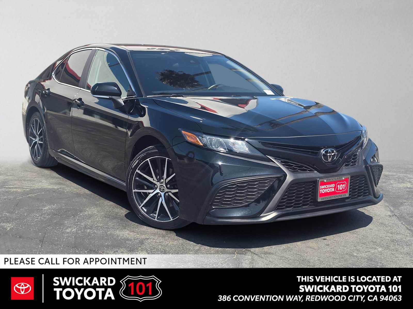 Used 2023 Toyota Camry SE FWD image 1