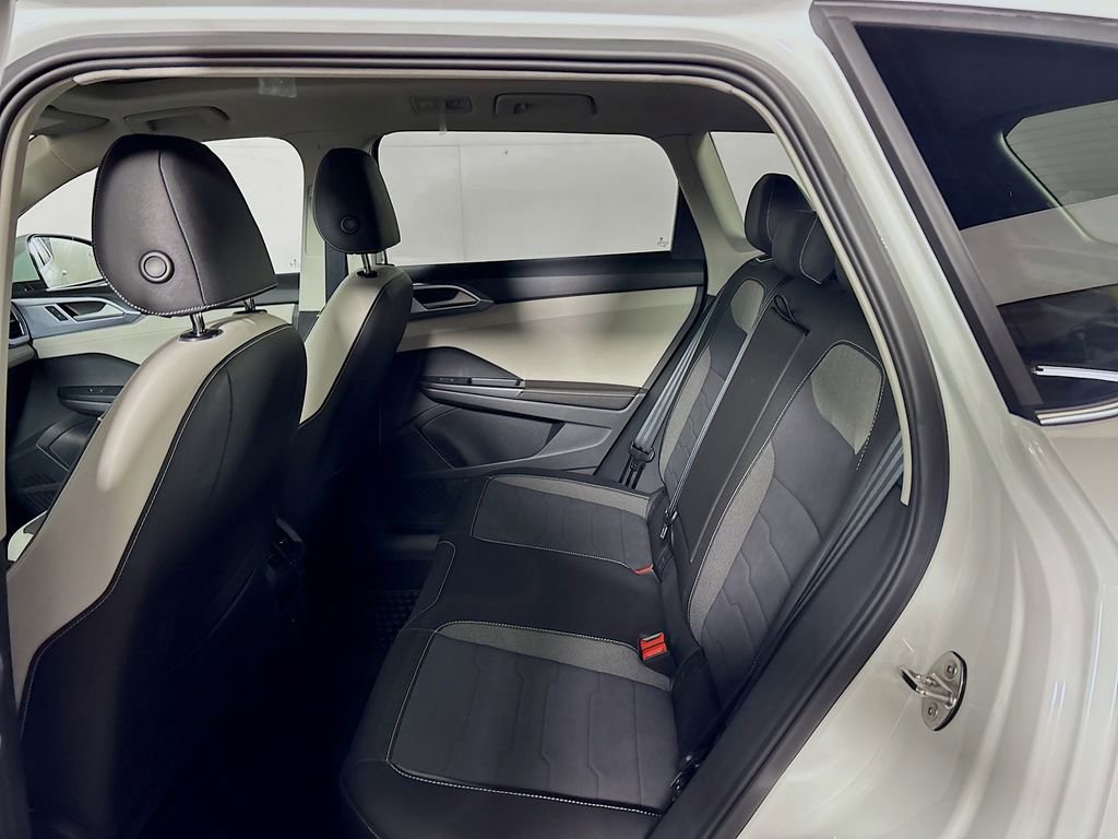 New 2025 Volkswagen Taos SE image 20
