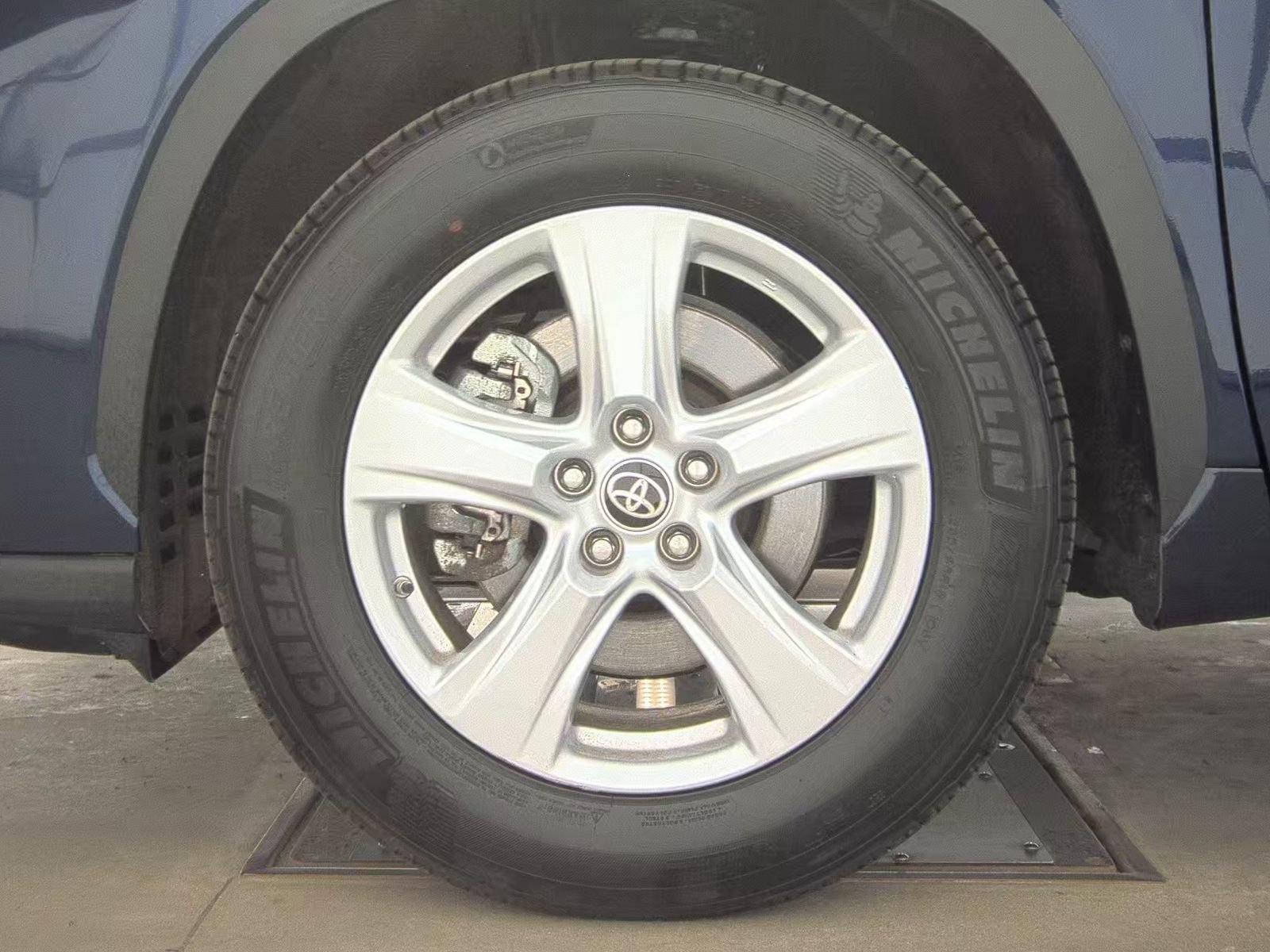 Used 2025 Toyota Highlander LE image 14