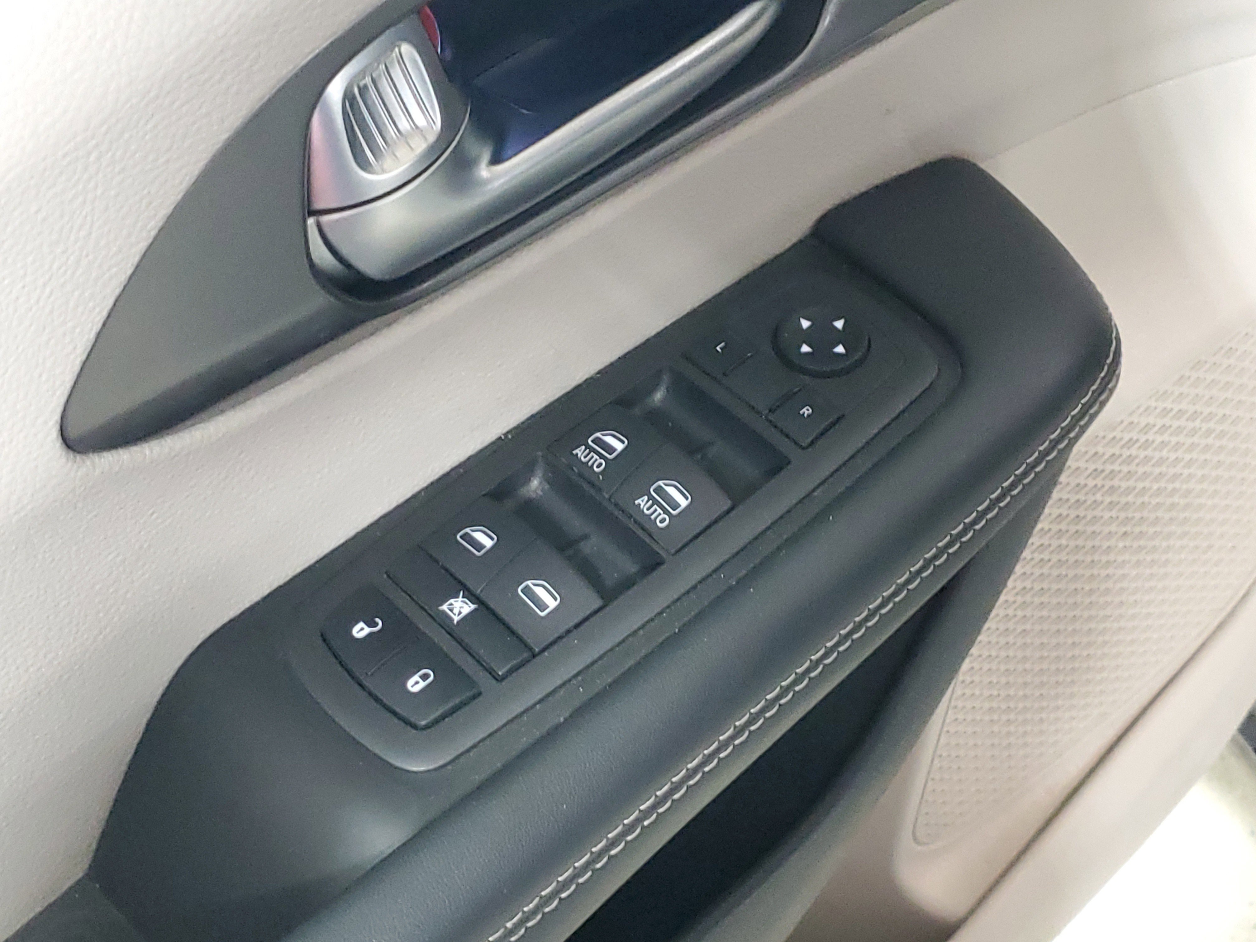Used 2022 Chrysler Pacifica Touring-L AWD/4WD image 23