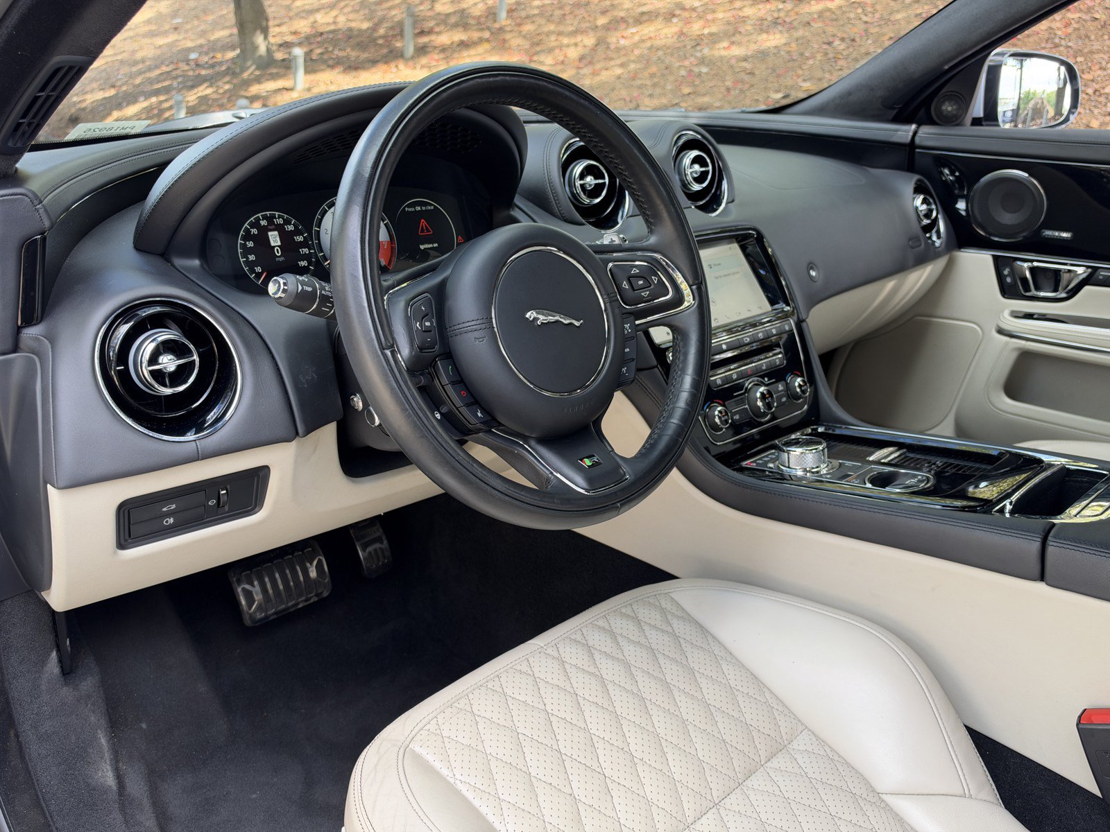 Used 2019 Jaguar XJ R RWD image 15