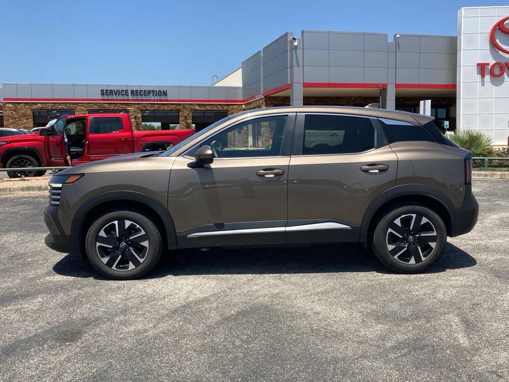 Used 2025 Nissan Kicks SV AWD/4WD image 8