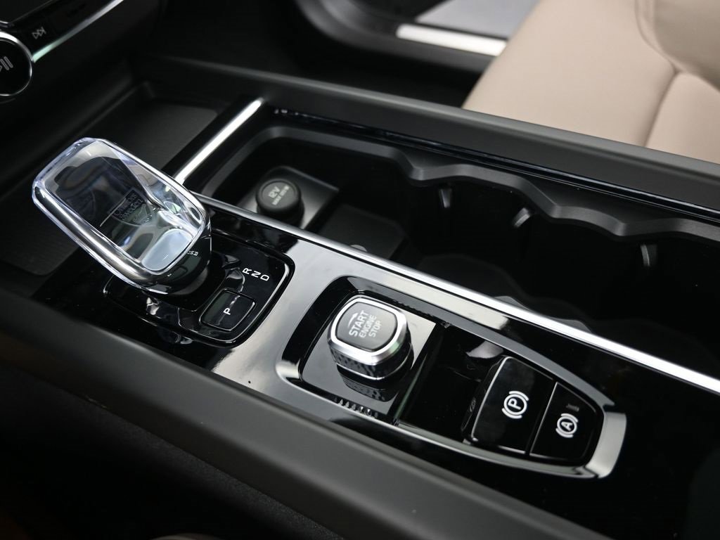 New 2026 Volvo XC60 B5 Plus w/ Climate Package image 24