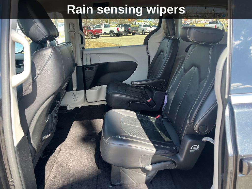 Used 2022 Chrysler Pacifica Touring-L image 16