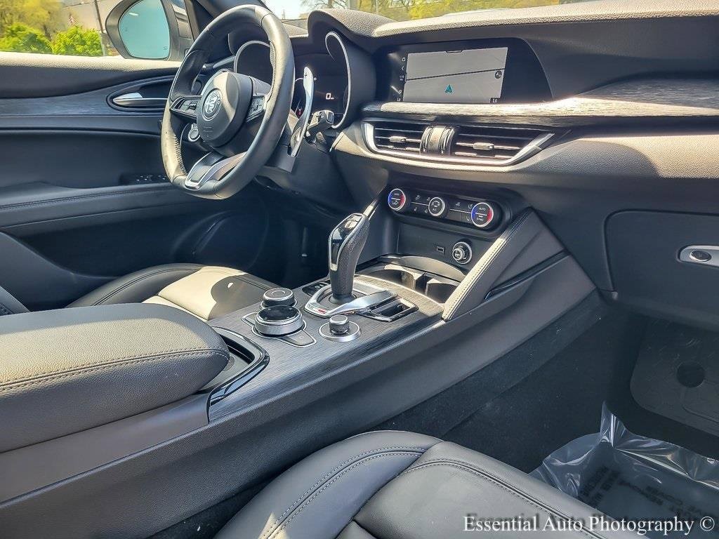 Used 2024 Alfa Romeo Stelvio Sprint image 23