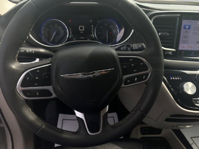 Used 2024 Chrysler Pacifica Touring-L FWD image 12
