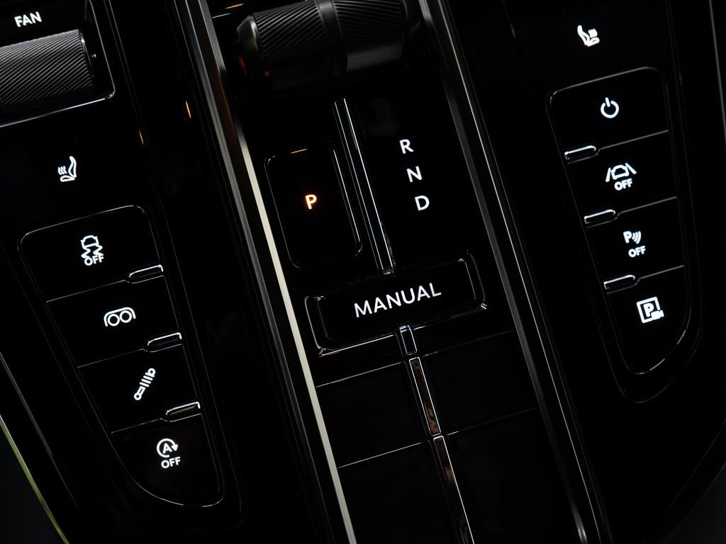 Used 2025 Aston Martin V8 Vantage Coupe image 27