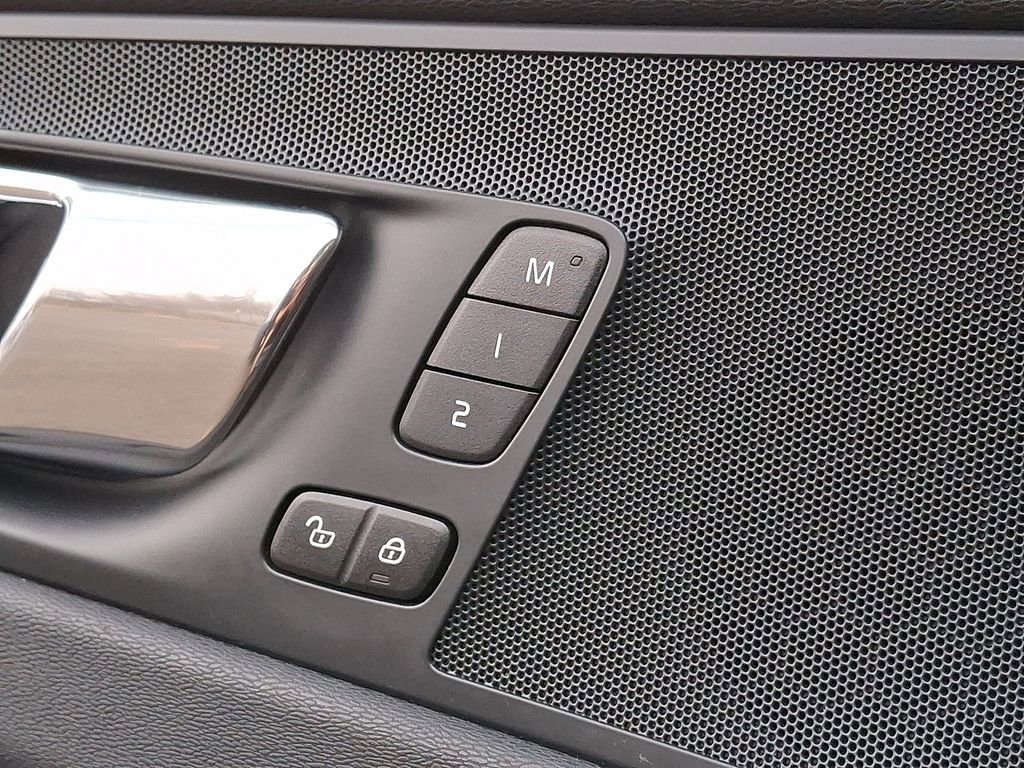 Used 2019 Volvo XC60 T6 Momentum w/ Premium Package image 23