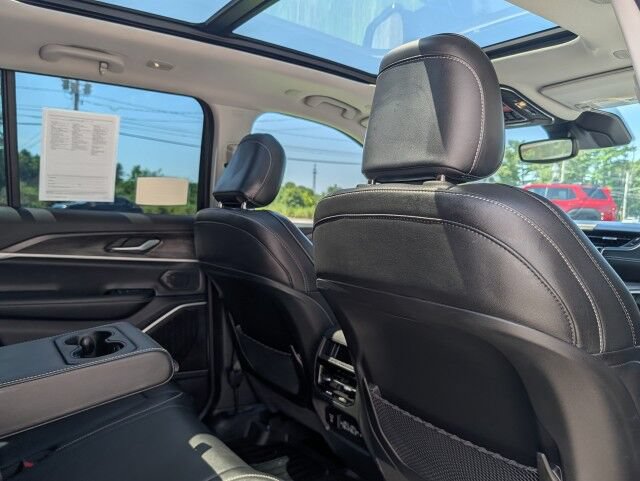 Used 2024 Jeep Grand Cherokee Limited w/ Black Appearance Package AWD/4WD image 15