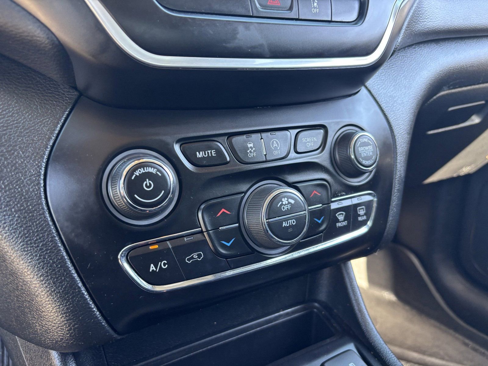 Used 2022 Jeep Cherokee Latitude Lux w/ Sun & Sound Group AWD/4WD image 24