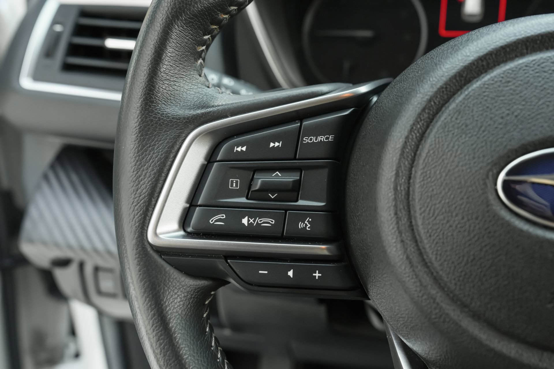 Used 2024 Subaru Ascent Premium w/ Convenience Package image 16