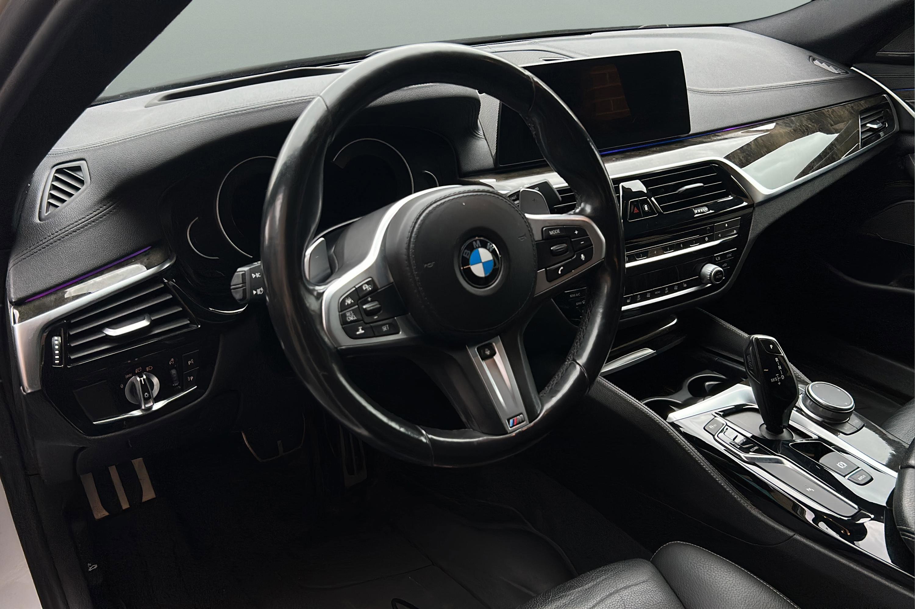 Used 2018 BMW M550i xDrive image 23