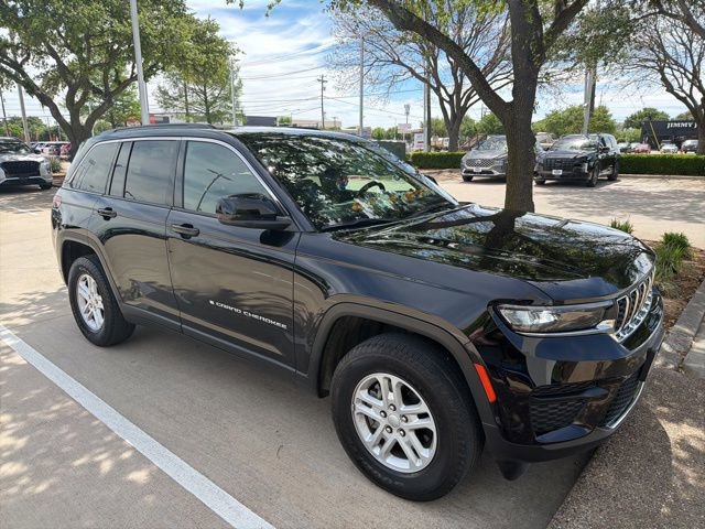 Used 2024 Jeep Grand Cherokee Laredo RWD image 2