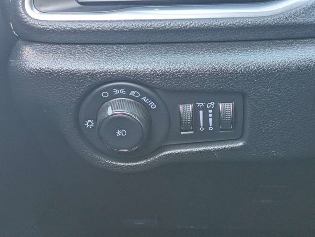Used 2025 Chrysler Pacifica Limited image 24