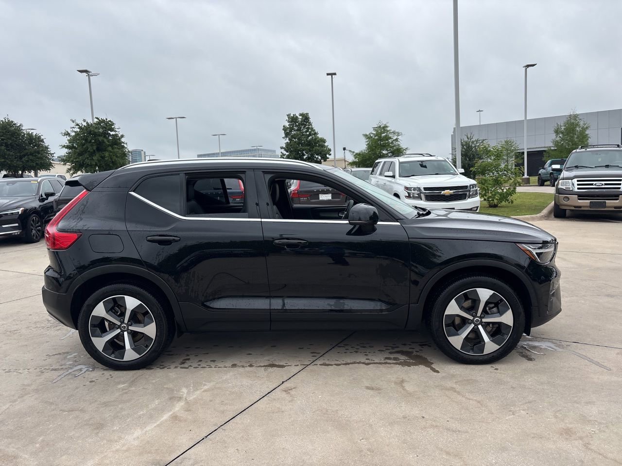 Certified 2025 Volvo XC40 B5 Plus AWD/4WD image 4