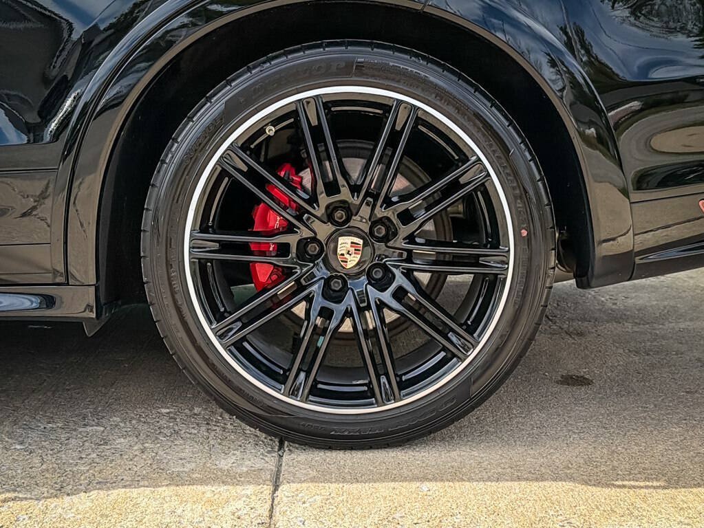 Used 2013 Porsche Cayenne GTS w/ Carbon Fibre Interior Pkg AWD/4WD image 8