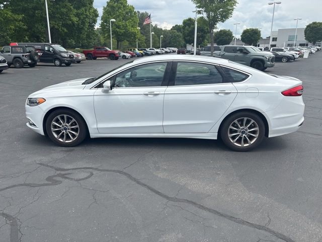 Used 2017 Ford Fusion SE w/ Fusion SE Technology Package FWD image 2
