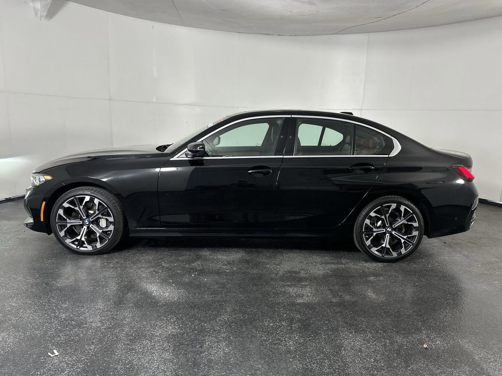 Used 2025 BMW 330i Sedan w/ Premium Package image 5