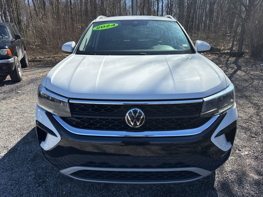Used 2024 Volkswagen Taos SE image 2