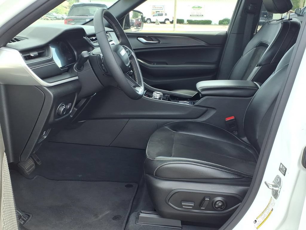 Used 2023 Jeep Grand Cherokee Altitude AWD/4WD image 4