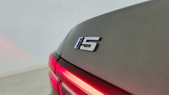 Used 2025 BMW i5 xDrive40 image 18