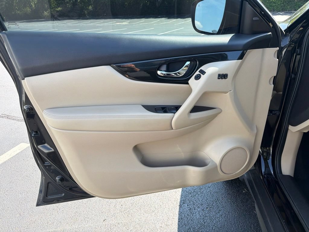 Used 2017 Nissan Rogue SL w/ SL Premium Package AWD/4WD image 18