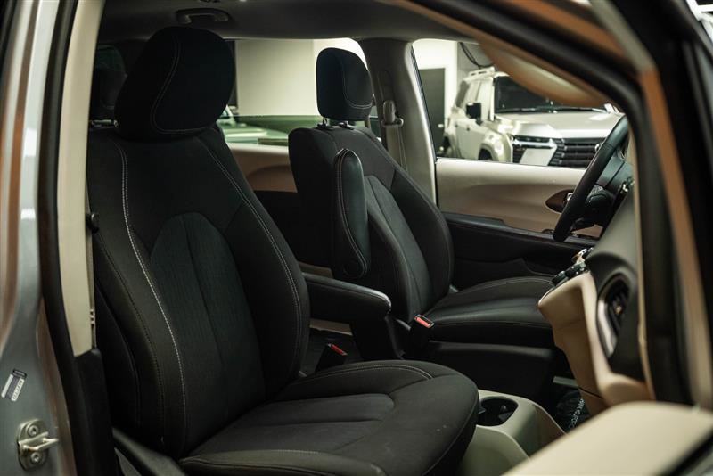 Used 2023 Chrysler Voyager LX image 14