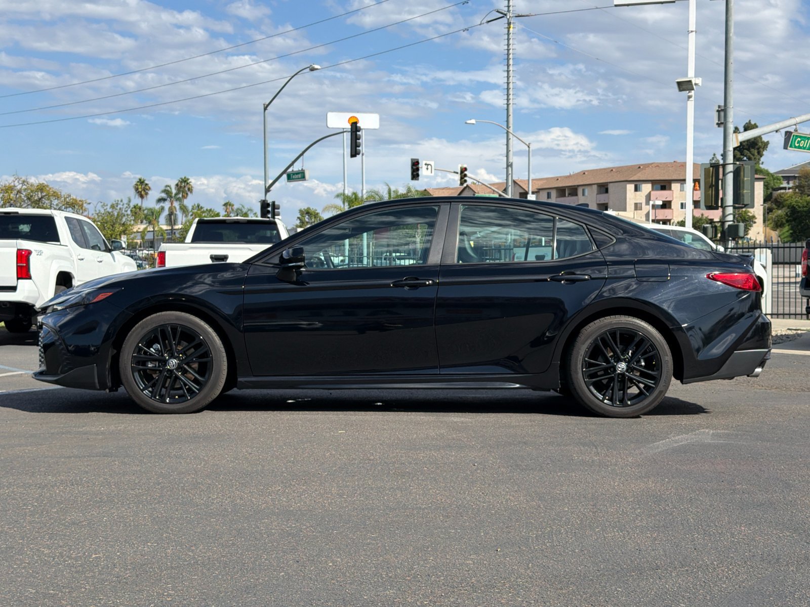 Used 2025 Toyota Camry SE w/ Convenience Package FWD image 2