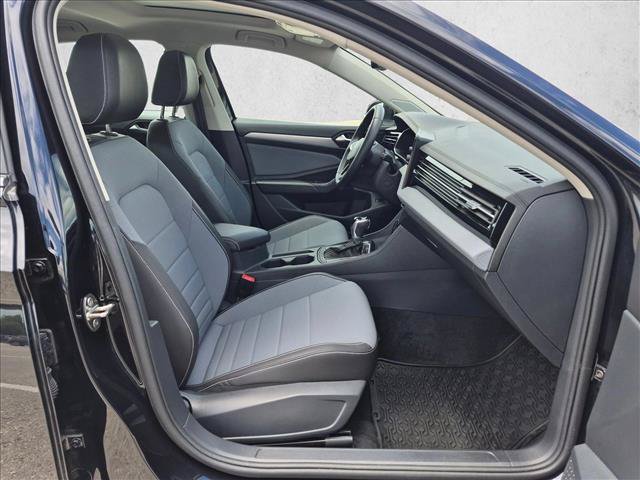 Used 2025 Volkswagen Jetta SE w/ Sunroof Package FWD image 21
