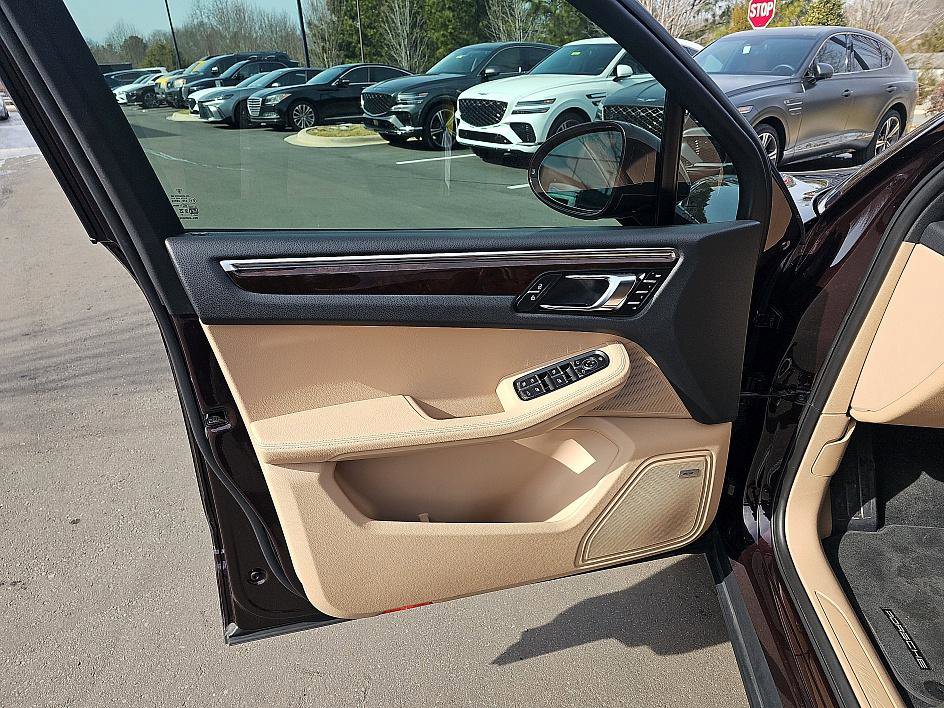 Used 2024 Porsche Macan image 10