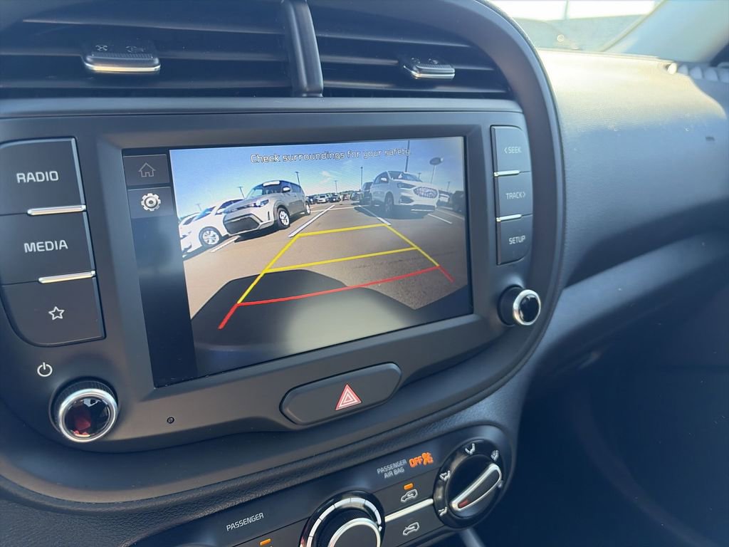 Used 2025 Kia Soul LX w/ LX Technology Package FWD image 17