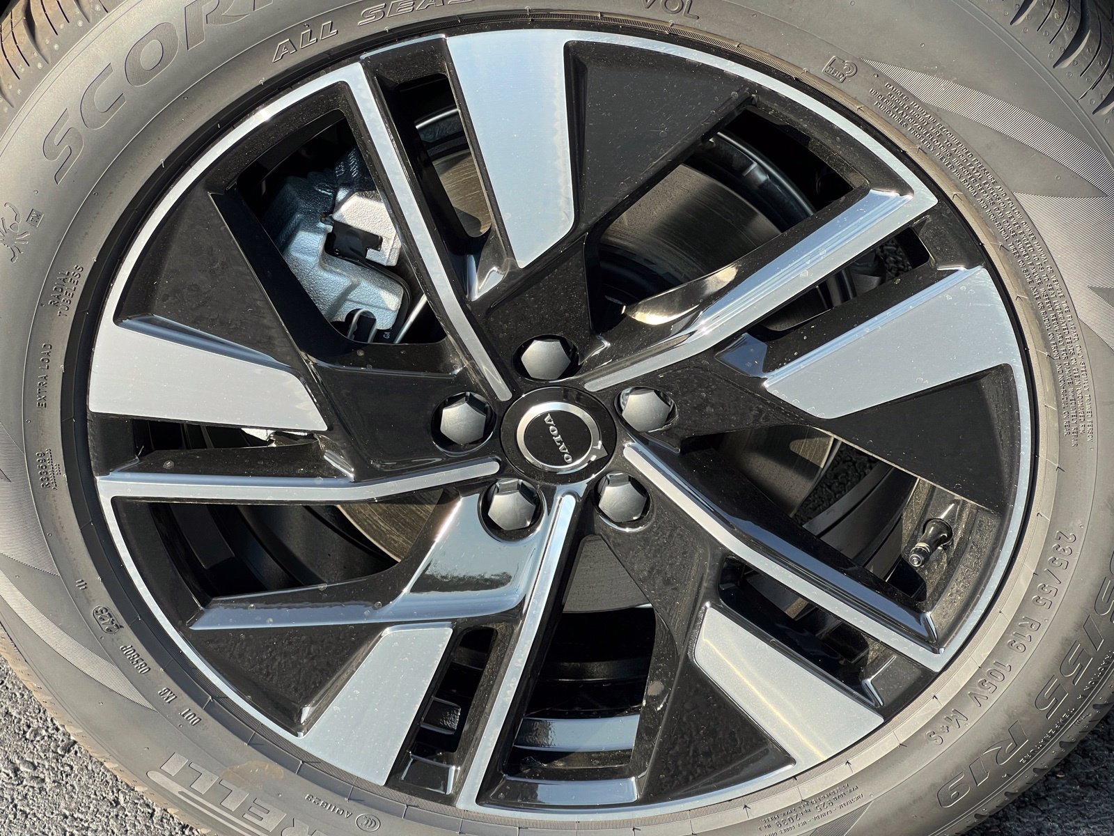 New 2026 Volvo XC60 B5 Plus w/ Protection Package Premier AWD/4WD image 12