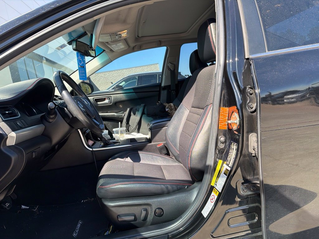 Used 2017 Toyota Camry SE w/ Moonroof Package FWD image 6