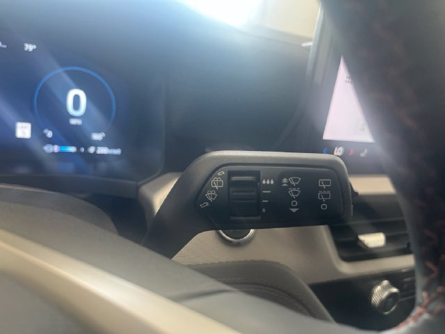Used 2025 Ford Explorer Active AWD/4WD image 21