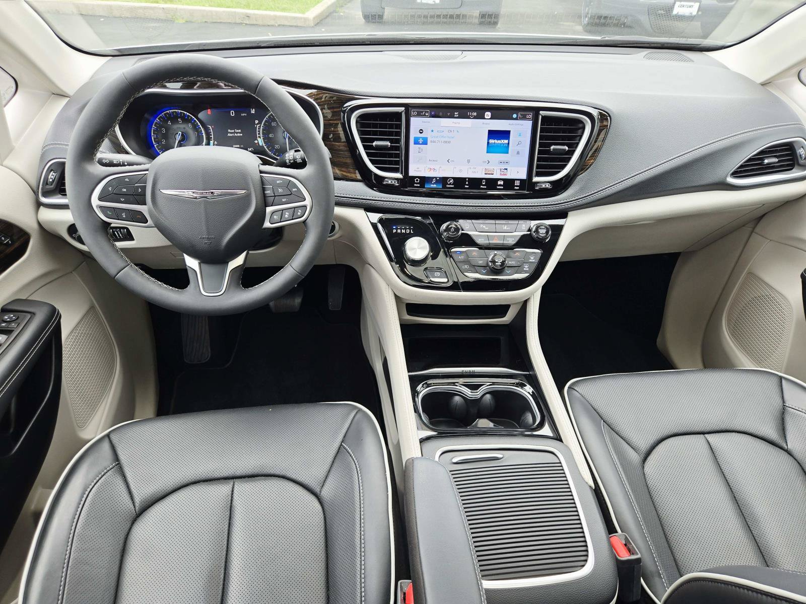 Used 2024 Chrysler Pacifica Limited FWD image 11
